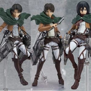 Figures articuladas de Levi, Eren e Mikasa, de Attack on Titan, com capa verde e equipamento de manobra