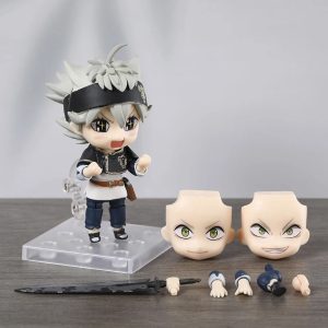 Figure chibi do Asta, de Black Clover, com faces extras, mãos e espada preta ao lado, sobre base transparente
