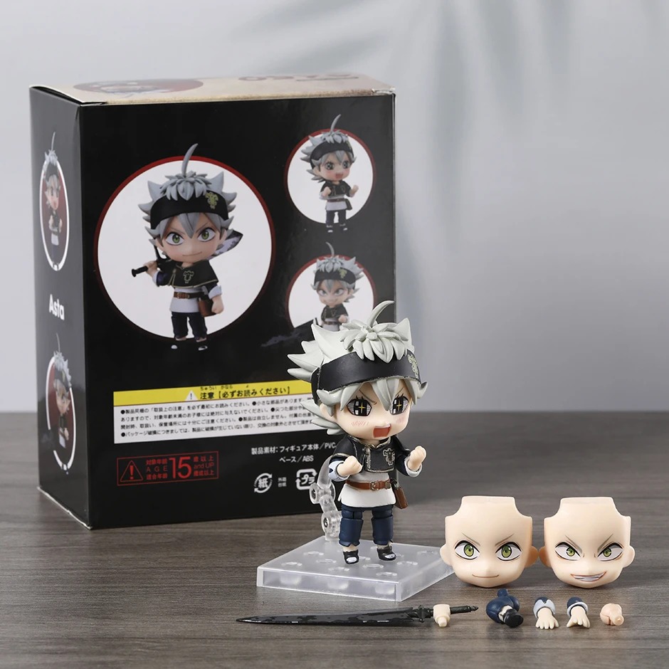 Caixa preta e figure do Asta, de Black Clover, com as faces extras e a espada à frente
