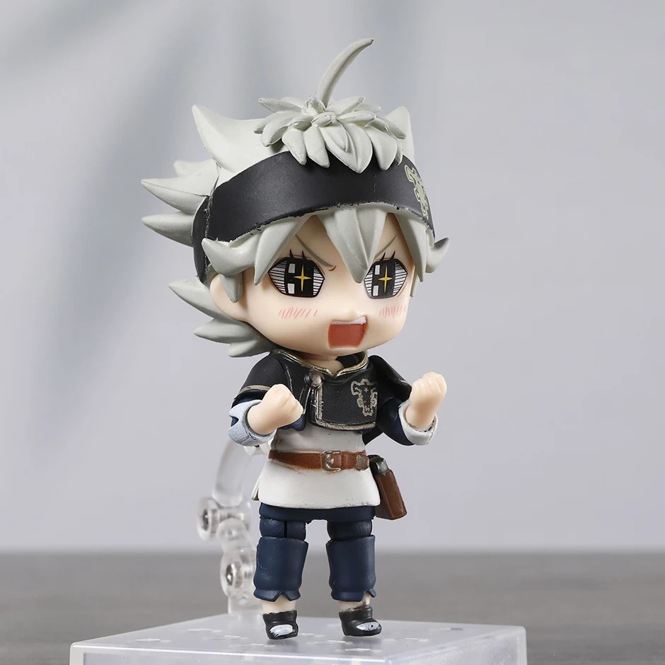 Figure chibi do Asta, de Black Clover, de frente com a faixa preta e a boca aberta, sobre base transparente