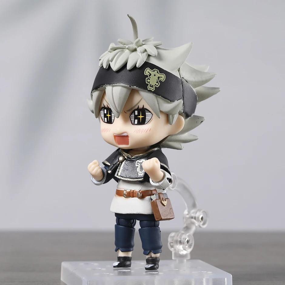 Figure do Asta, de Black Clover, em três quartos com a roupa do Touro Negro e a bolsa na cintura
