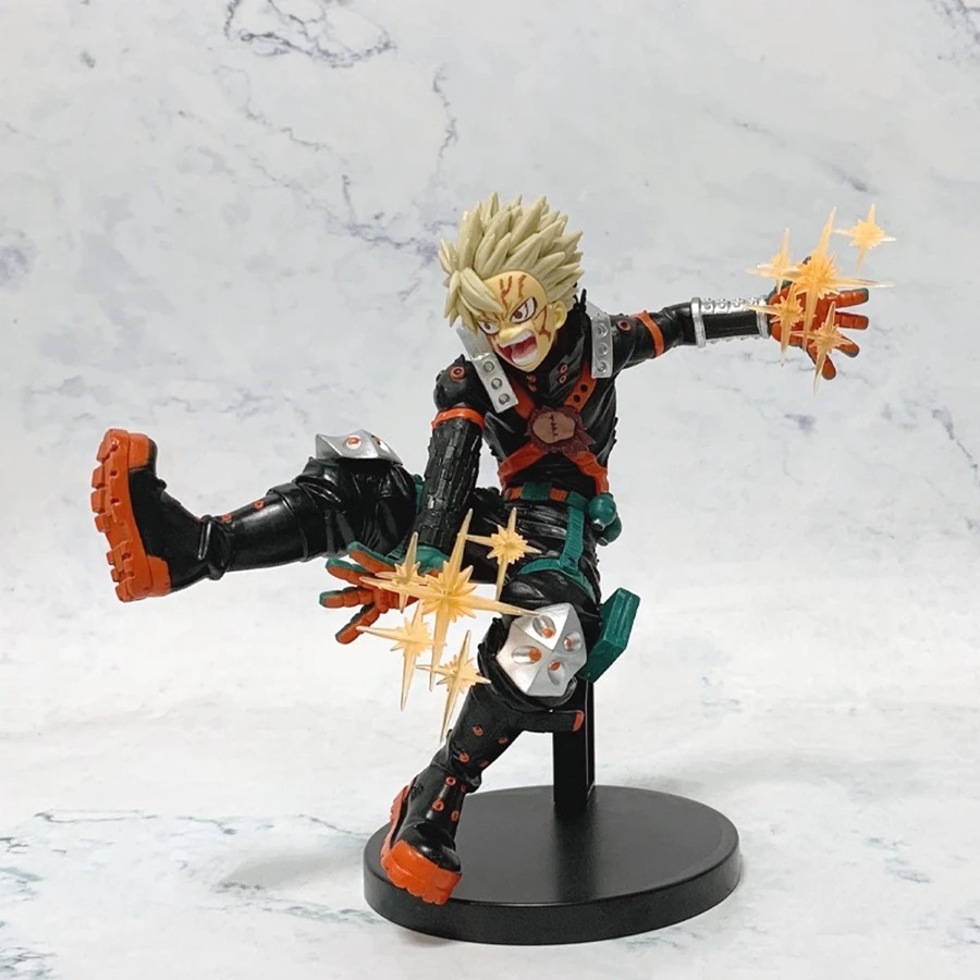 Figure do Bakugo, de My Hero Academia, em pose de chute com efeitos de explosão sobre fundo de mármore