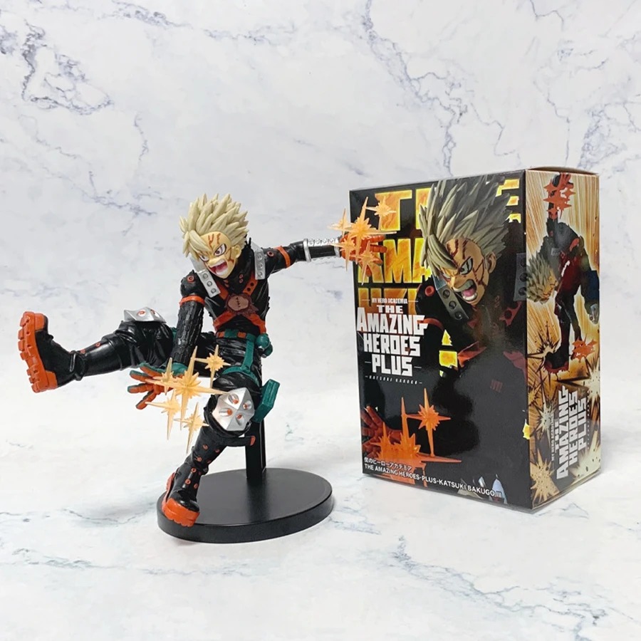 Figure do Bakugo, de My Hero Academia, ao lado da caixa, sobre base redonda preta