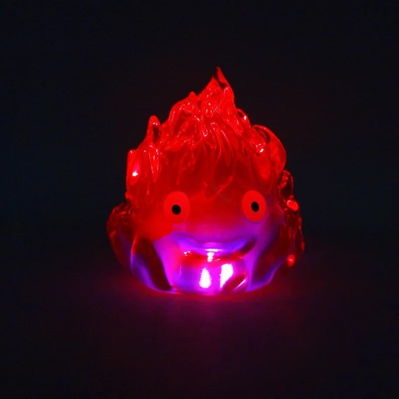 Figure do Calcifer, de O Castelo Animado, acesa em vermelho e roxo no escuro