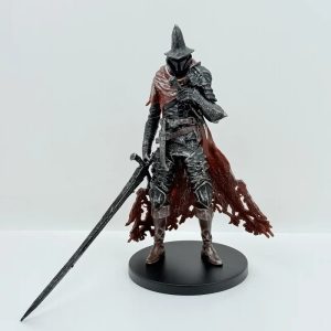 Figure de cavaleiro estilo Elden Ring e Dark Souls, com chapéu pontudo, armadura escura e capa vermelha