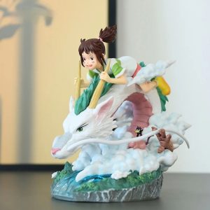 Figure da Chihiro montada no dragão branco Haku, sobre nuvens e ondas, de A Viagem de Chihiro
