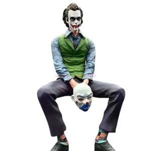 Figure do Coringa sentado, de Batman: O Cavaleiro das Trevas, com colete verde e máscara de palhaço na mão