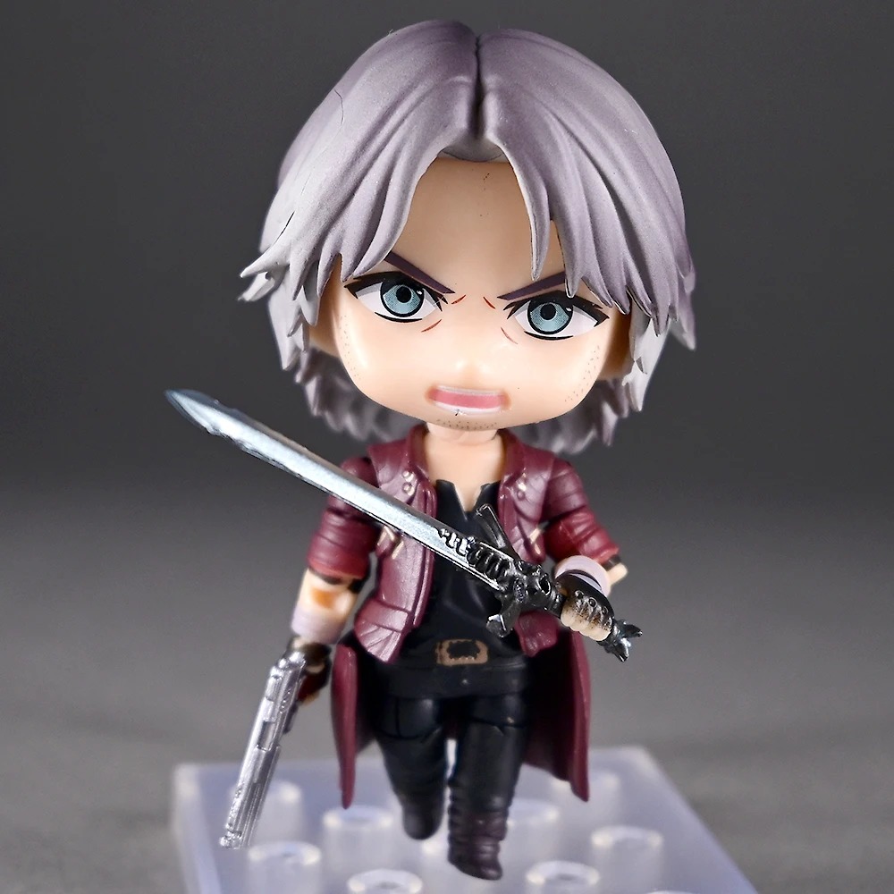 Figure chibi do Dante, de Devil May Cry 5, com casaco vermelho, empunhando uma espada