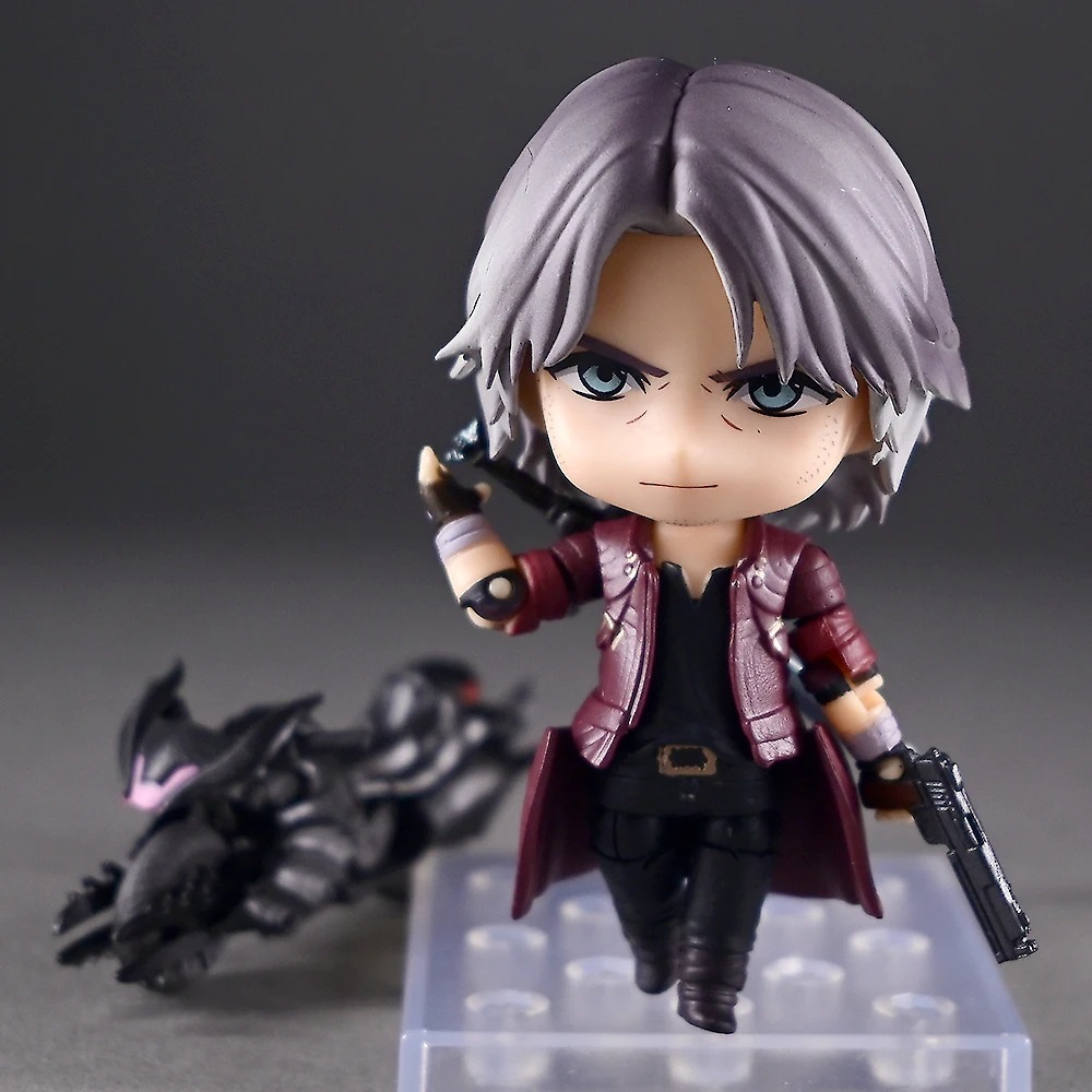 Dante, de Devil May Cry 5, em pose de ação, segurando pistola, sobre a base transparente