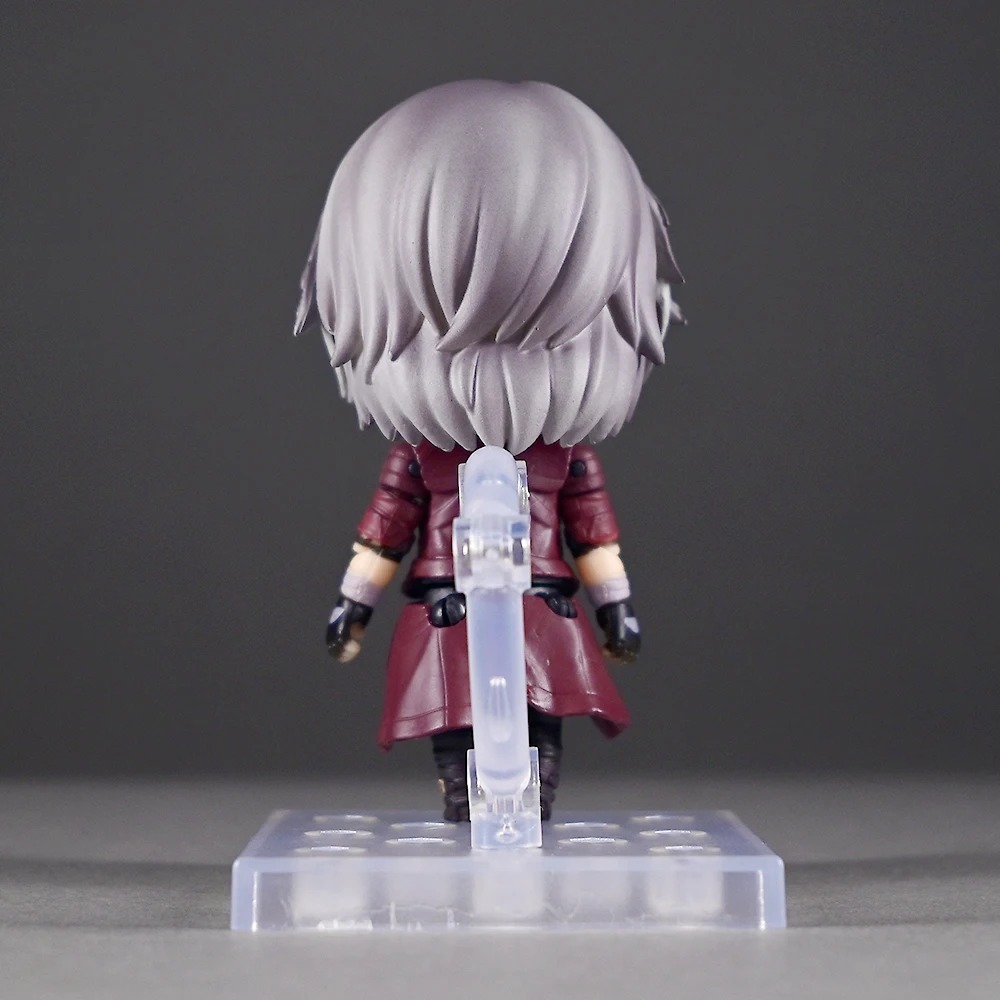 Figure do Dante vista de costas, com o cabelo prateado e o casaco vermelho, sobre a base