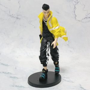 Figure do David Martinez, de Cyberpunk: Edgerunners, em pé de jaqueta amarela sobre base redonda preta, fundo de mármore
