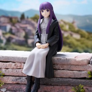 Figure da Fern sentada, de Frieren e a Jornada para o Além, com cabelo roxo e manto escuro
