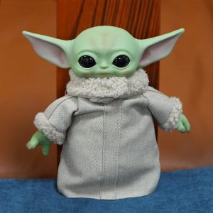 Figure do Grogu, de The Mandalorian, com orelhas abertas, túnica de tecido e gola felpuda