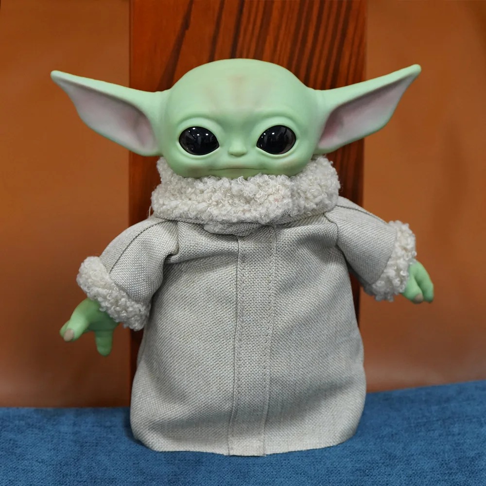 Figure do Grogu, de The Mandalorian, com orelhas abertas, túnica de tecido e gola felpuda