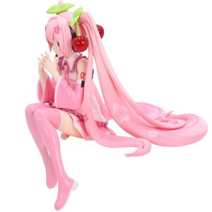 Figure da Hatsune Miku Sakura sentada, em tons de rosa, com cerejas no cabelo e cabelo longo caindo ao redor