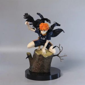 Figure do Hinata Shoyo, de Haikyuu!!, agachado em tronco de árvore com corvos, sobre base preta