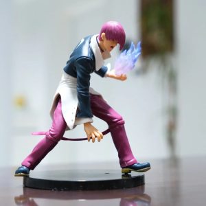 Figure do Iori Yagami, de The King of Fighters, em pose de ataque com chama roxa na mão, sobre base preta