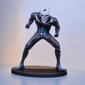 Figure do Kaiju No. 8, forma de monstro do Kafka Hibino, em pose de combate sobre base preta
