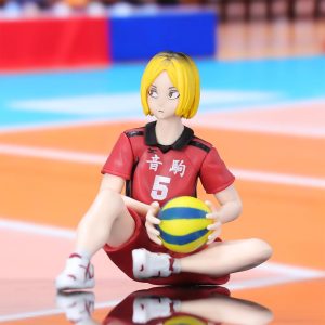 Figure do Kenma, de Haikyuu!!, sentado de camisa vermelha do Nekoma segurando uma bola de vôlei, em primeiro plano