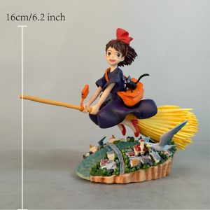Figure da Kiki voando na vassoura com o gato Jiji, de O Serviço de Entregas da Kiki, ao lado de medida de 16 cm