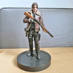 Figure do Leon S. Kennedy, de Resident Evil, de jaqueta marrom e espingarda sobre base redonda preta