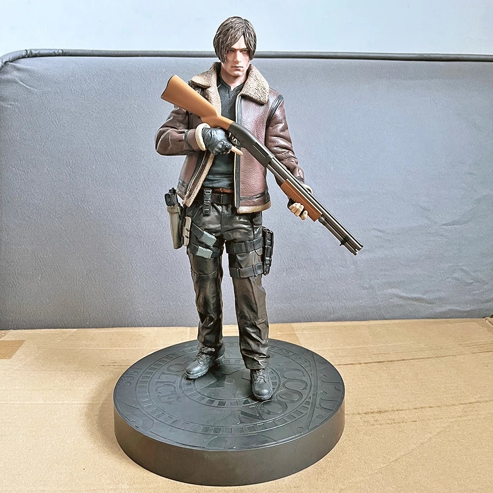 Figure do Leon S. Kennedy, de Resident Evil, de jaqueta marrom e espingarda sobre base redonda preta