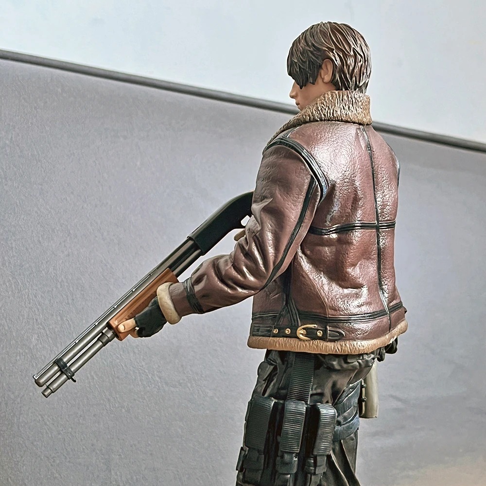 Figure do Leon Kennedy, de Resident Evil, de perfil com jaqueta de couro marrom e espingarda