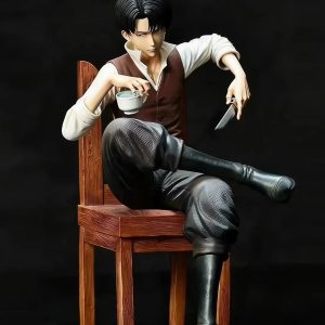 Figure do Levi Ackerman, de Attack on Titan, sentado em cadeira de madeira com xícara na mão, sobre fundo escuro