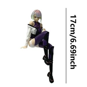 Figure da Lucy, de Cyberpunk: Edgerunners, sentada, com jaqueta branca e botas altas, com a marcação de 17 cm