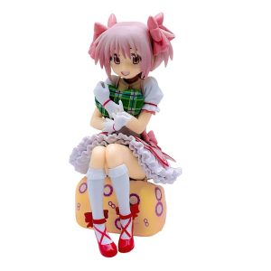 Figure da Madoka Kaname, de Puella Magi Madoka Magica, sentada em um pufe com vestido rosa e luvas brancas