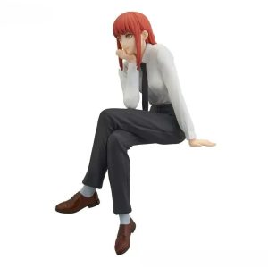 Figure da Makima, de Chainsaw Man, sentada com as pernas cruzadas e a mão no queixo, de camisa branca e calça preta