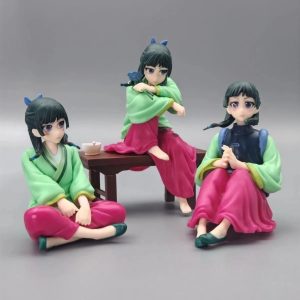 Três figures da Maomao, de Diários de uma Apotecária, sentadas em poses diferentes, uma delas no banco