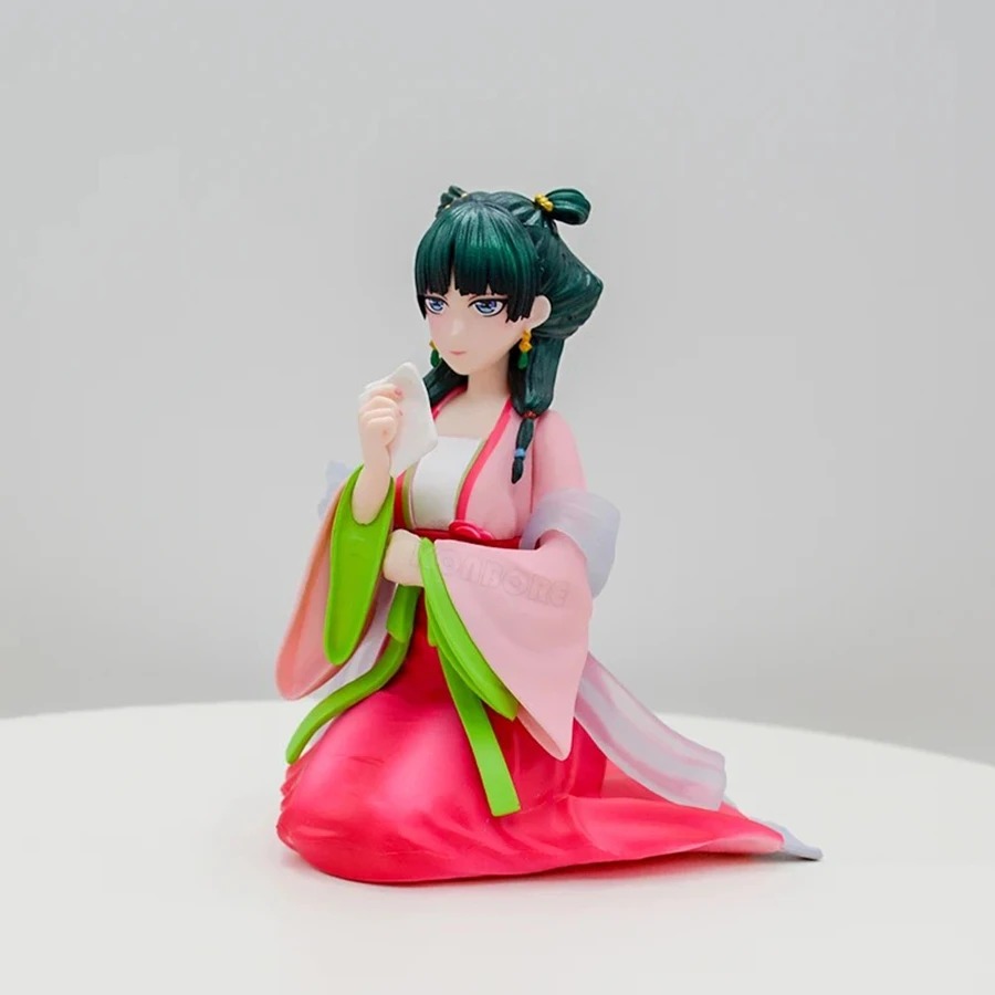 Figure da Maomao ajoelhada de quimono rosa e verde, 13 cm, de Diários de uma Apotecária