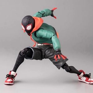Figure articulada do Miles Morales em pose de ação, com jaqueta verde e capuz laranja, Homem-Aranha: No Aranhaverso