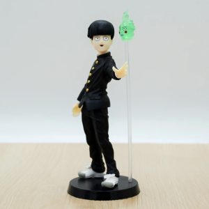 Figure do Mob, de Mob Psycho 100, de uniforme escolar preto com o espírito Dimple verde ao lado, sobre base preta