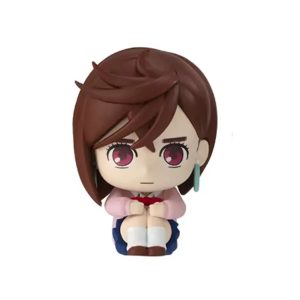 Mini figure chibi da Momo Ayase, de Dandadan, sentada de casaco rosa, abraçando os joelhos