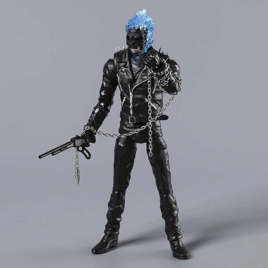 Figure do Motoqueiro Fantasma com a cabeça de chamas azuis, segurando a corrente