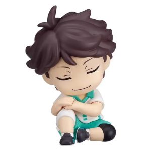 Figure do Tooru Oikawa, de Haikyuu!!, sentado dormindo de braços cruzados, de uniforme verde e branco