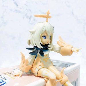 Detalhe da figure da Paimon, de Genshin Impact, com o halo e o vestido branco com detalhes dourados