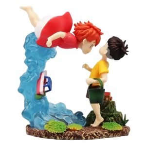 Figure da Ponyo saltando da onda azul em direção ao Sosuke, do filme Ponyo: Uma Amizade que Veio do Mar