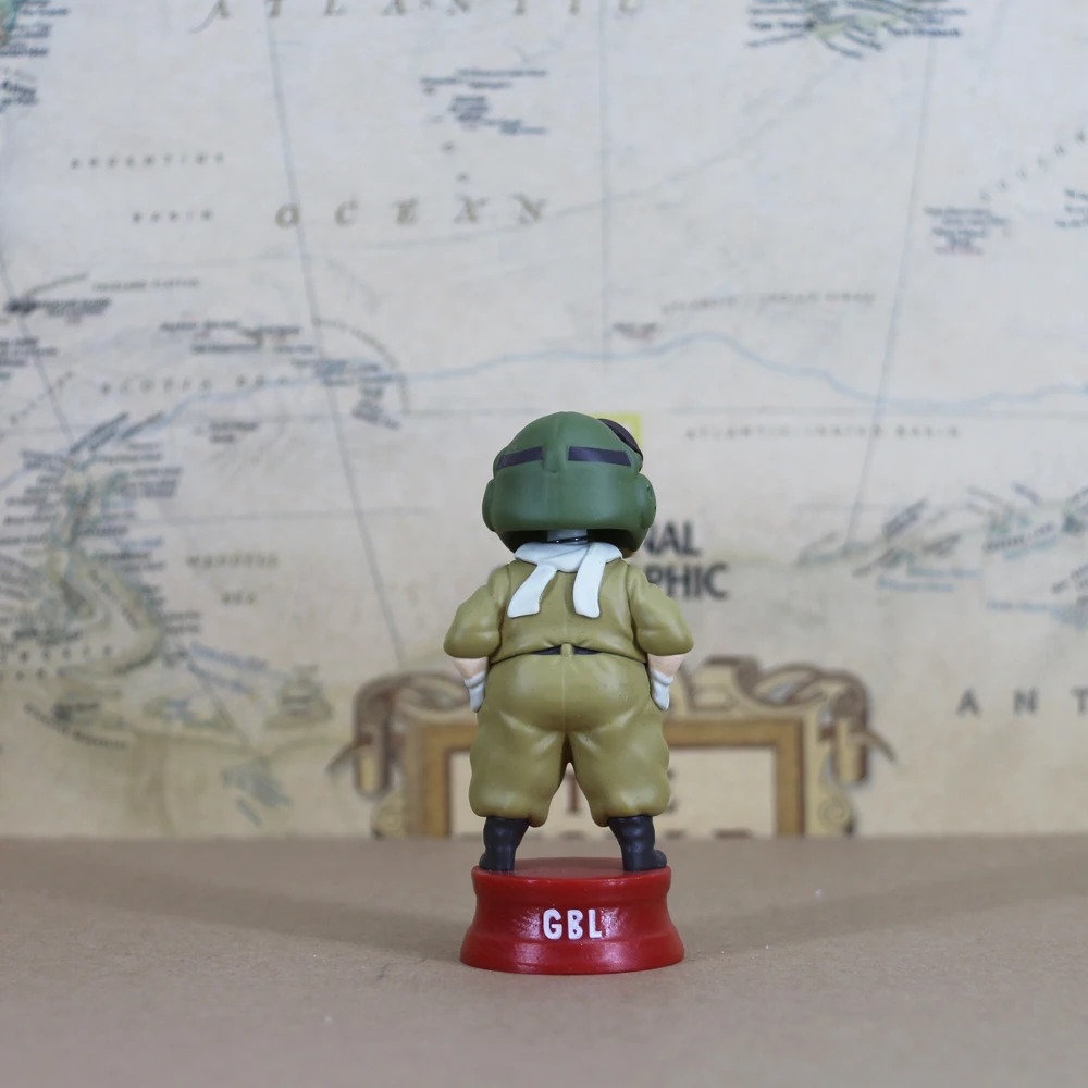 Figure do Porco Rosso vista por trás, com capacete verde e lenço branco