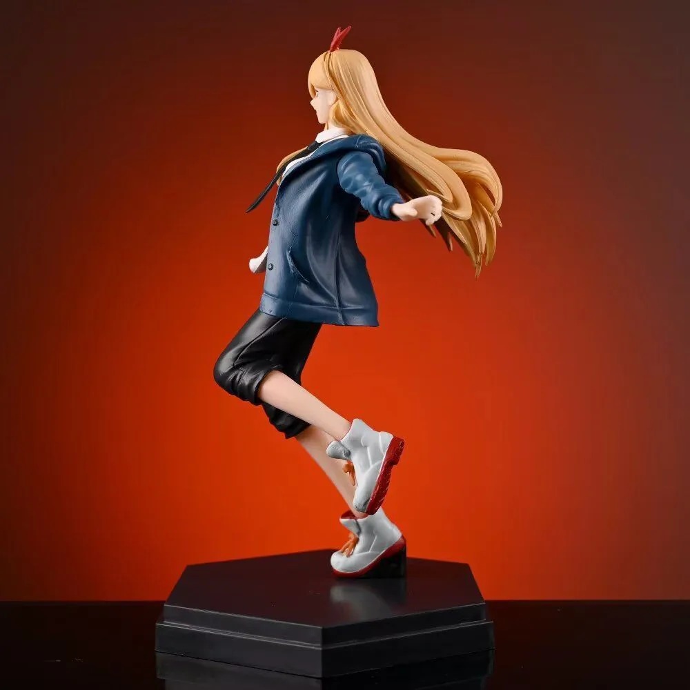 Figure da Power, de Chainsaw Man, de perfil em movimento sobre a base preta