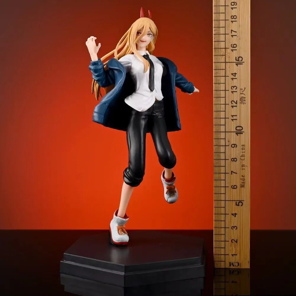 Figure da Power, de Chainsaw Man, ao lado de uma régua para mostrar os 21 cm de altura