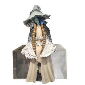 Figure da Ranni, de Elden Ring, sentada num cubo acrílico, com chapéu de bruxa e tranças, em fundo branco