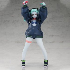 Figure da Rebecca, de Cyberpunk: Edgerunners, de frente, com moletom azul-escuro e as armas erguidas