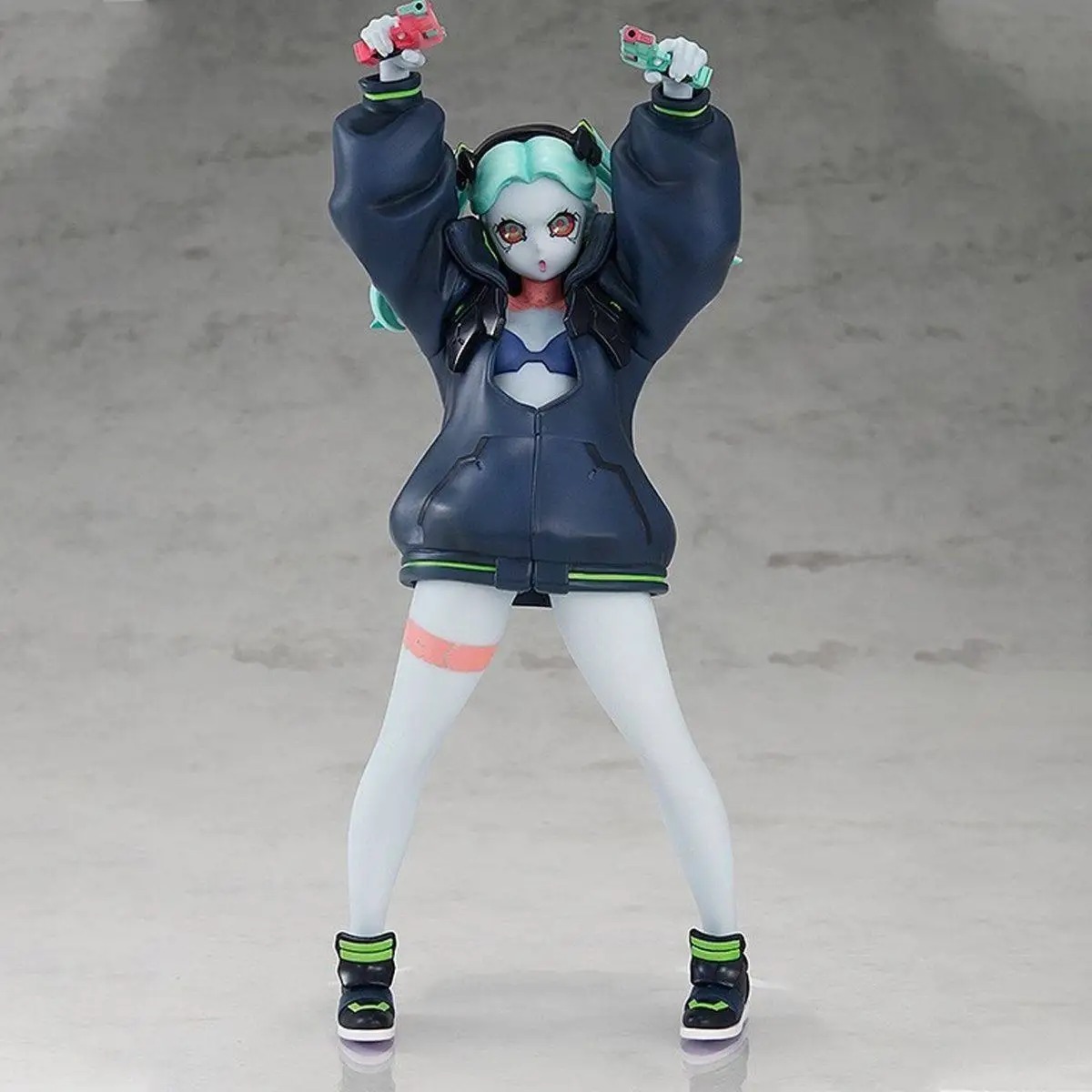 Figure da Rebecca, de Cyberpunk: Edgerunners, de frente, com moletom azul-escuro e as armas erguidas