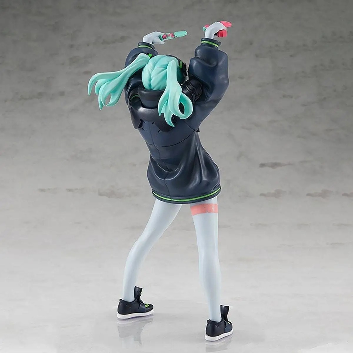 Figure da Rebecca de Cyberpunk: Edgerunners vista por trás, com o cabelo verde-água solto