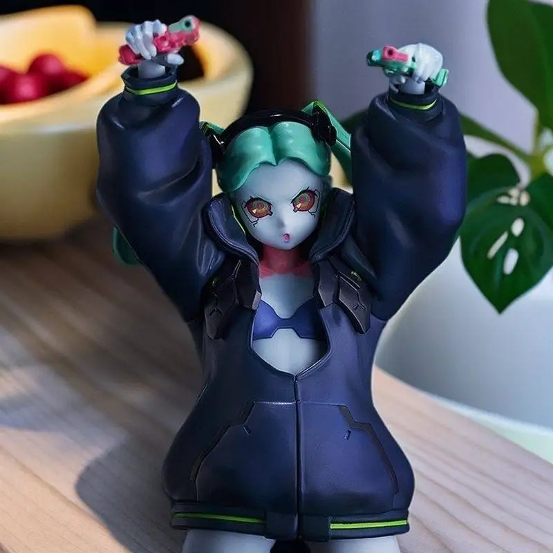Detalhe do rosto e do moletom da figure da Rebecca, de Cyberpunk: Edgerunners, sobre uma mesa