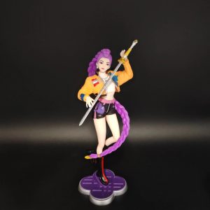 Figure da Rumi, de Guerreiras do K-Pop, de trança roxa, jaqueta laranja e espada, sobre base roxa