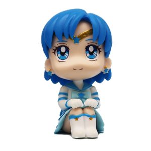 Mini figure chibi da Sailor Mercury, de Sailor Moon, de cabelo azul, sentada abraçando os joelhos